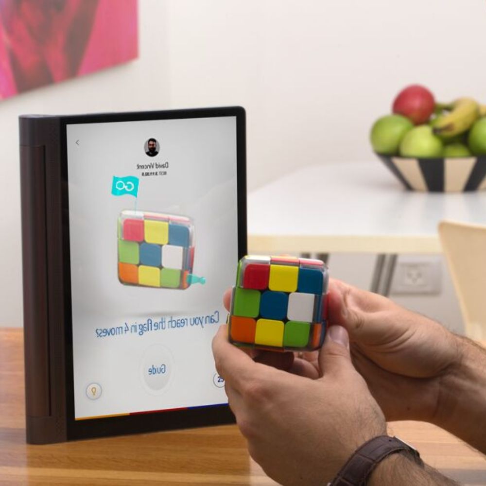 Smart Rubik's Cube connected to its app
